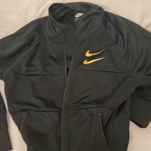 Nike kofta  - Nike kofta oanvänd stor på mig 