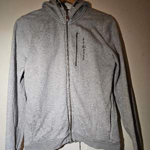 Jag säljer nu min använda Sail racing hoodie. Dragkejdan vid fickan är sliten men går att öppna. Den är i storlek 170.  Fraktar inom 24h📦 Skick 6/10