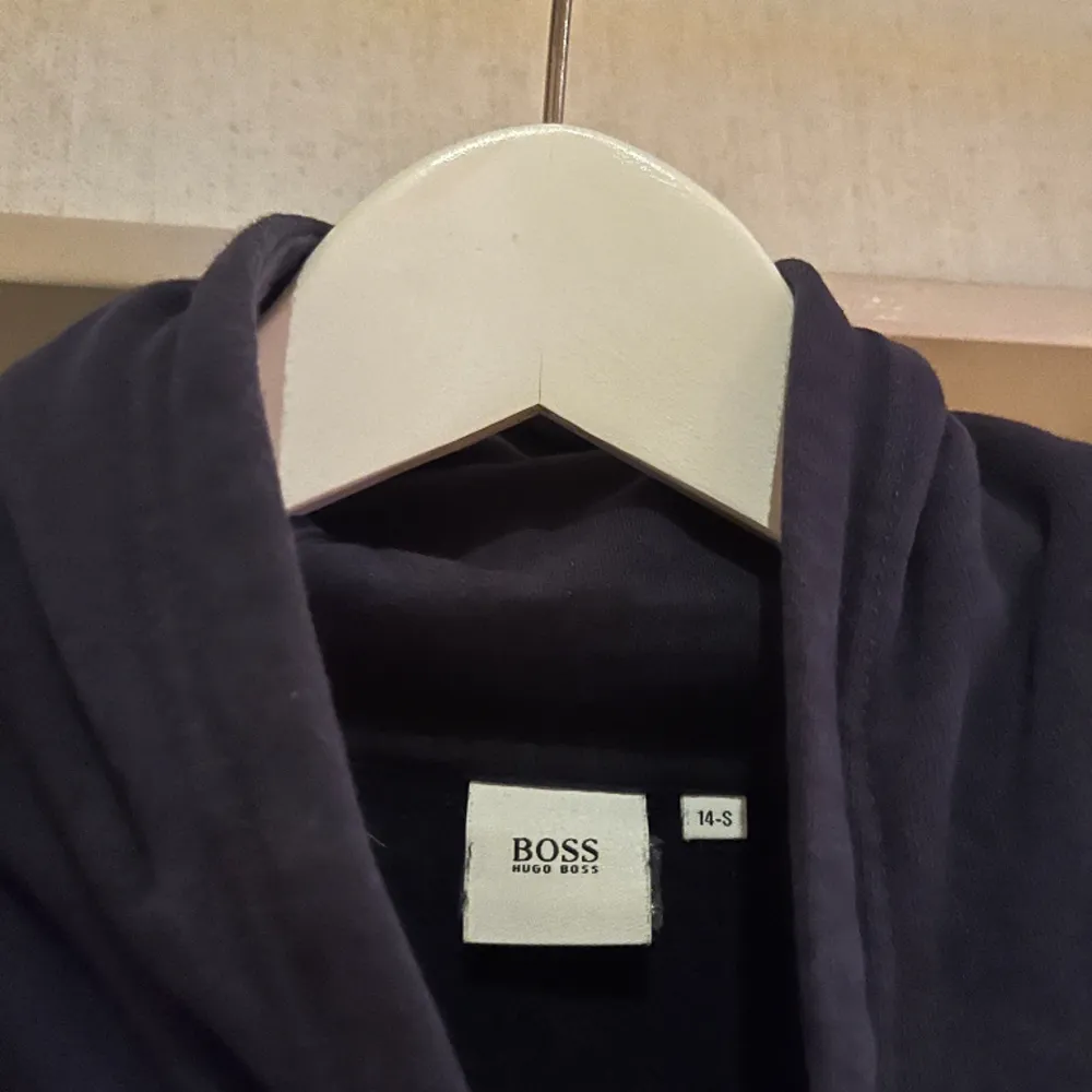 Hugo boss hoodie marinblå Strl 14 år Sparsamt använd Nypris ca 1500kr  OBS. det är barn storlek i 14 år. Hoodies.