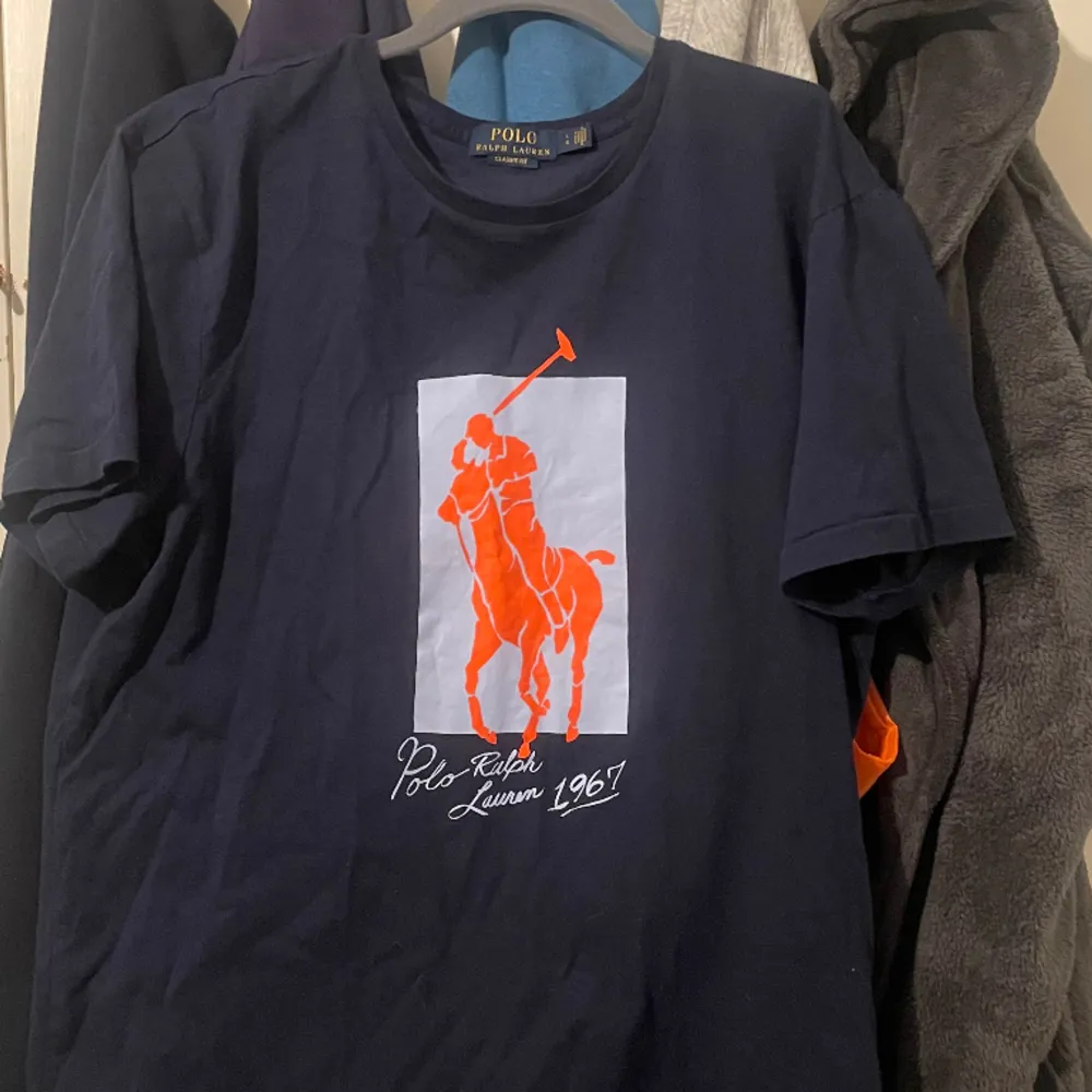 Jag säljer min Ralph Lauren t shirt eftersom den är för stor och därför alldrig använts! Bra kvalitet och inga fläckar skador! Ny pris 700. T-shirts.