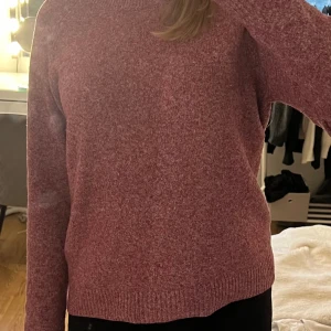 Stickad tröja - - säljer denna tröja från vero moda - köptes för två år sedan ungefär - väldigt bra skick - använts ungefär tio gånger - stl XS -