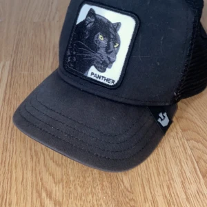 Keps  - Här har vi en jätte fin sommarkeps,Använt den någon gång,Lite smutsig men det städar jag bort om någon är intresserad🌸 Den har tyvärr ett litet hål i nätet men det går enkelt att fixa