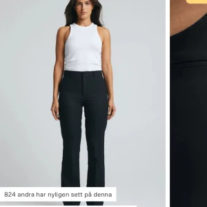 midwaist långa  kostymbyxor🤍 - Supersnygga o bekväma medelhöga långa  kostymbyxor från bikbok. Länge varit mina absoluta favoriter men säljer nu pga att jag har hittat nya! Hör av er vid frågor eller vill ha fler bilder!💕