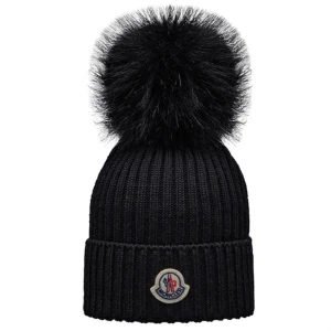 Moncler mössa - Moncler mössa, nyskick använd fåtal gånger. Köpt för 1,800 säljer för 1250kr skriv gärna för egna bilder. Äktesbevis finns