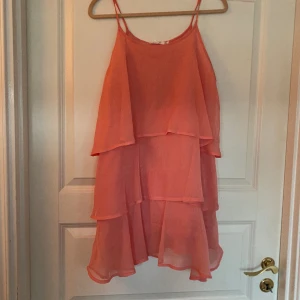 Rosa volangklänning - Så fin! Den är rosa/korallfärgad💕
