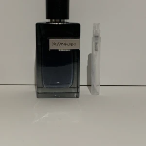 YSL Y EDP 5ml - Säljer samples av denna parfym. OBS: 1ml motsvarar ca 15 spray. Kom dm för ytterligare frågor.