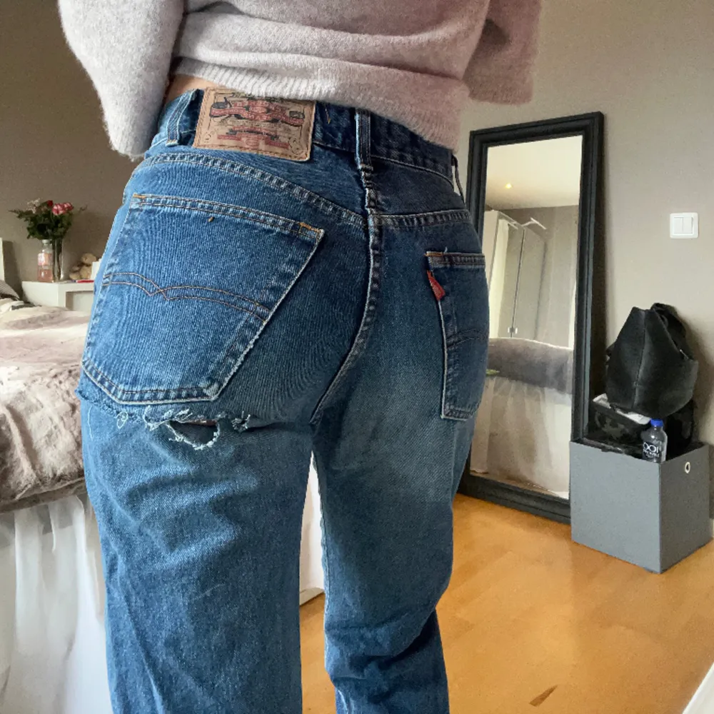 Säljer dessa straight jeans från crocker med hål under höger bakficka vilket är en såå cool detalj!  storlek 30/32, innebenslängd 80cm. Skriv vid frågor💓💓💋. Jeans & Byxor.