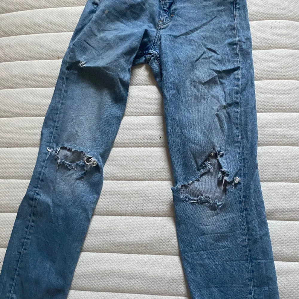 Jeans skulle väll säga att de är storlek xs och hyfsat bra skick. Jeans & Byxor.