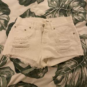 Säljer dessa vita jeans shorts från bikbok. De står att de är storlek xs men jag skulle säga storlek s. 💞