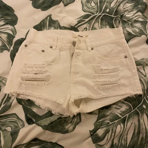 Vita jeans shorts  - Säljer dessa vita jeans shorts från bikbok. De står att de är storlek xs men jag skulle säga storlek s. 💞