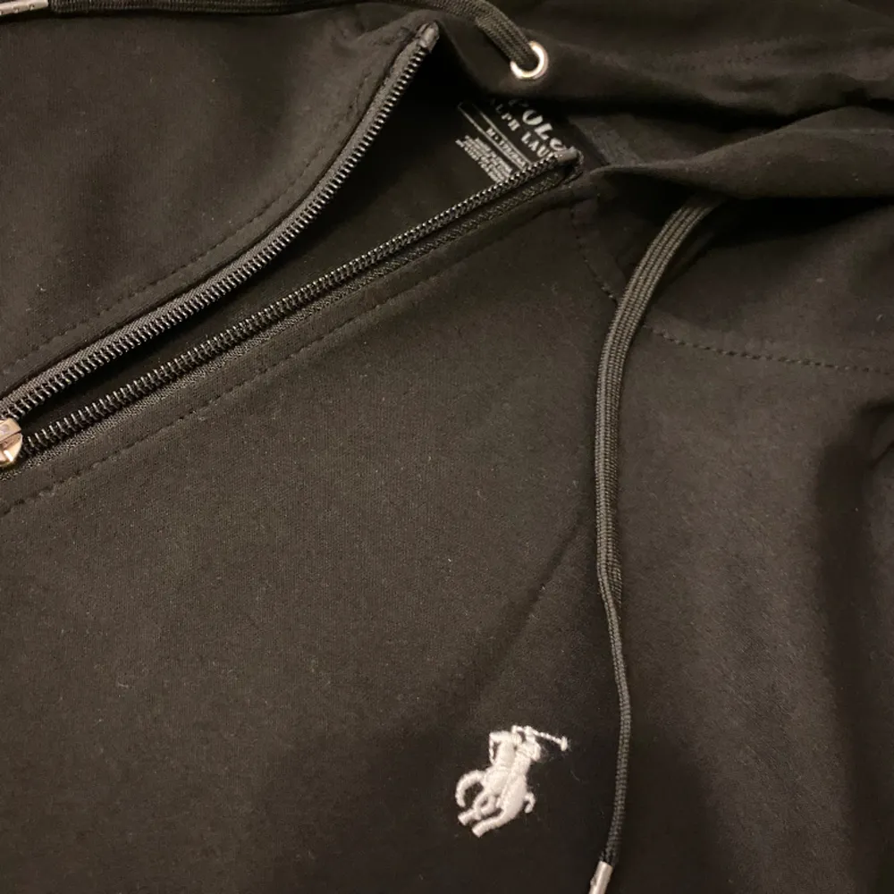 En helt ny oanvänd svart polo raplh zip i färg svart.  Säljer den då den är liten  Storlek:M   . Hoodies.