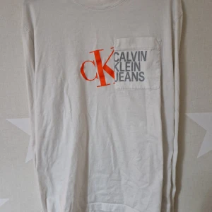 Calvin klein långärmad T-shirt. - Långärmad t-skirt finst skick. 199 kr 