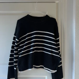 Stickad tröja  - Från Gina tricot! Så fin i sommar 