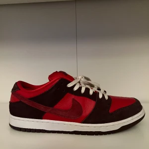 Nike SB dunk low Cherry - Säljer mina cherry dunks som nästan är i 100% nyskick, inga creases eller smuts. Köpte dem på GOAT så har order confirmation osv. (De vita skosnöret är tillagt i efterhand och ingår inte men alla orginala snören finns) 