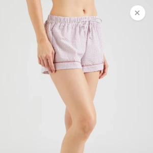 Pyjamasshorts fr - Pyjamasshorts från hunkemöller. Aldrig använda pga för små. Storlek xxs men skulle säga att de även passar xs