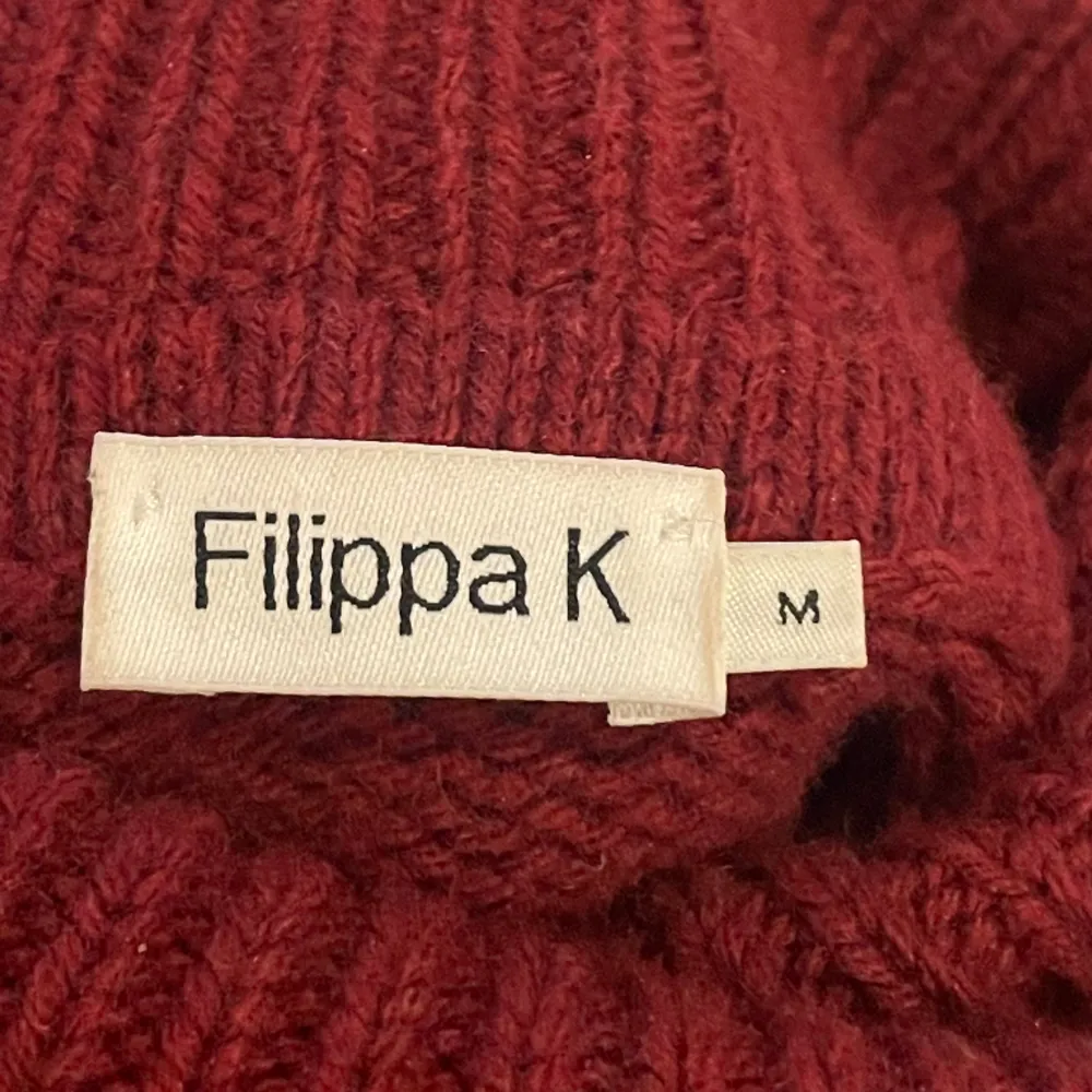 Stickad tröja (70% ull 30% cashmere) från Filippa K. Så skön o fin men är lite för liten för mig. Det står strl M men skulle säga S mer.. Tröjor & Koftor.
