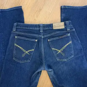 Snygga low waist jeans. Dom är straight leg💕 Hör av dig vid frågor!   Midjemått: 36cm Innerbenslängd: 75cm