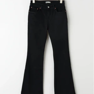 Low Waist jeans bootcut - Köpta på Gina för 499kr och är i ett fint skick, har använt dom få gånger. Säljer dom pågrund av att jag inte använder dom så ofta längre.💗 skriv för bilder  