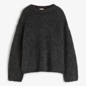 INTRESSEKOLL! funderar på att sälja denna super populära och mysiga mohair tröja. Den är heeelt slutsåld och går inte att få tag på.🥰🥰💘