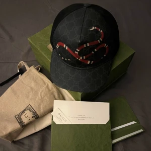 Gucci keps snake svart - Gucci snake keps köpt från hemsidan. Storlek M 85cm  Riktigt bra skick Nypris 3299kr. Fler bilder finns om det skulle efterfrågas.