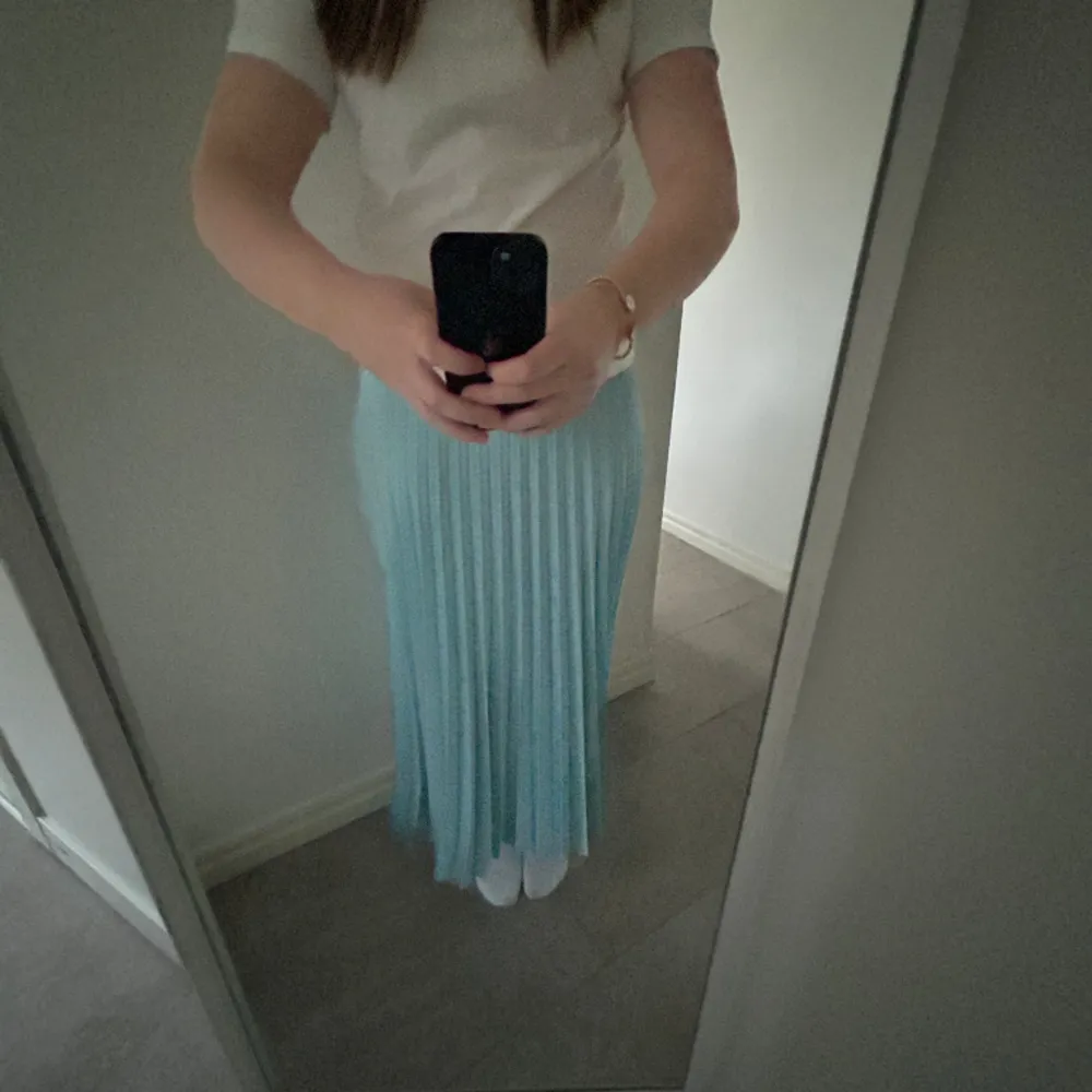 Säljer denna långa plisserade kjolen från zara. Går till anklarna på mig som är 168🩷🩷. Kjolar.