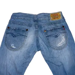 Jättesnygga low waist replay jeans! Säljer då de inte kommer till användning! De är lite långa på mig som är 162. Kontakta om du har några frågor eller funderingar!