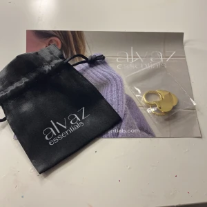 Örhängen  - Superfina örhängen från alvaz essentials helt nya ,säljer då jag råkade beställa 2 stycken. Rostfritt guld , ny pris 199kr❤️ pris kan diskuteras , jag kan även tänka mig att byta mot något annat💘( måste nt vara smycke)