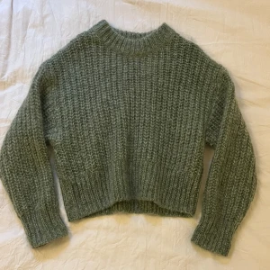 Mohair/ull stickad tröja - Grön stickad tröja från h&m, stor och skön i mycket bra skick :) aningen stickig, men funkar perfekt med en tröja under. Storlek L. Säljer via köp nu