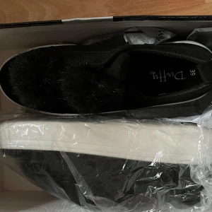 Slip ons - Helt oanvända. Bollarna går enkelt att klippa av