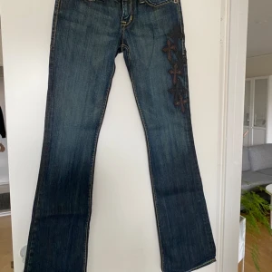 Jeans Sinful 24/30  - Supersnygga jeans  Bikerjeans Sinful  Snygga detaljer  24/30 
