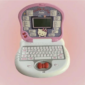 Hello Kitty dator  - Sötaste Hello Kitty lärodator för barn eller som dekoration i rummet. Jättefint skick, buda eller köp för 300🎀🤍