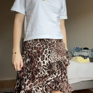 En fin leopard kjol som inte är använd mer än en gång, köpte den på Plick, men märket är Sofie schnoor🥰storlek 170 men sitter som en XS/S
