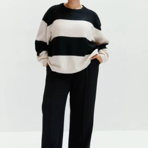 Stickad tröja  - Randig slutsåld stickad tröja från hm storlek S. Endast använd 2 ggr så i mycket bra skick🤗