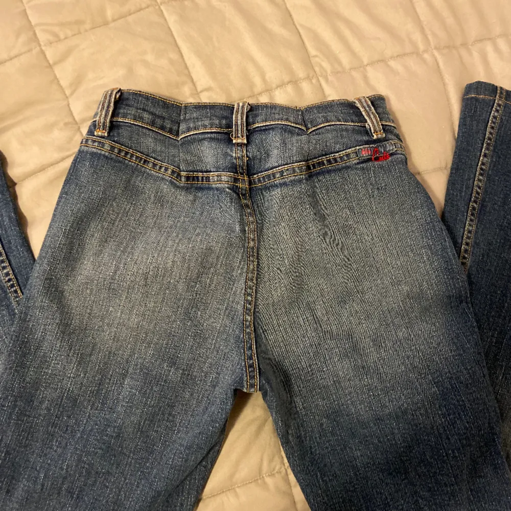 Lågmidjade jeans i fint skick!🖤 Storlek 29 men passar xs/s🖤. Jeans & Byxor.
