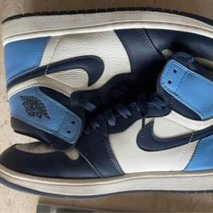 Jordan 1 obsidians köpta i USA på flightclub. Använda några gånger men är i bra skick. Storlek 41.  