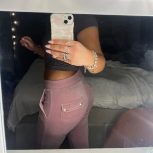 Rosa juicy couture byxa🩷 - Säljer nu ett par juicy couture byxor pågrund av att jag ej får användning av dessa. Köpt på juicy coutures sida. Använda väldigt få gånger så i nyskick. Pris går att diskuteras.
