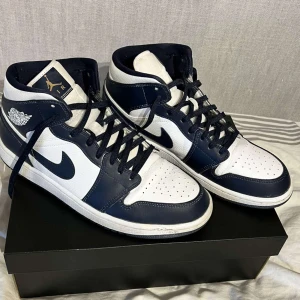 Jordan 1 Mid - Säljer mina white/metallic gold-obsidian jordans mid. Storlek 45. Använt cirka 10 gånger och de är som nya. Kunden står för frakten, priset kan diskuteras vid snabb affär. 