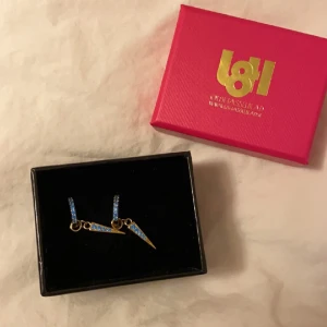 L8h örhängen Guld🩵 - Säljer dessa jättesnygga och eftertraktade guldiga örhängena från L8H säljer båda för 570kr nypriset är 700kr örhängena är i nyskick och har blåa stenar/kristaller/pärlor på sig,tryck gärna på ”köp nu” 