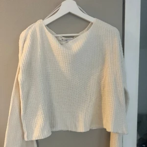 Stickad tröja  - Jätte fin stickad tröja från Na-Kd. Säljer då den är lite förstor för mig💗 Jätte fin och jätte skön