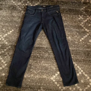 Replay jeans - Tja säljer mina replay anbass jeans, använda kanske fåtal ggr då skick e 9/10, st 31. (Priset kan diskuteras vid snabb affär)