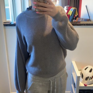 stickad tröja - Stickad tröja från Na-kd med en liten skada på axlen därav priset! Köpt för 399kr för länge sen och inte kommit till användning…❤️ Pris kan diskuteras vid snabb affär! 🥰