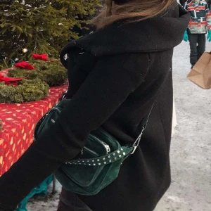 Svart kappa  - Intressekoll på min svarta kappa från zara, den är väl använd så lite nopprig men endå bra skick!💓