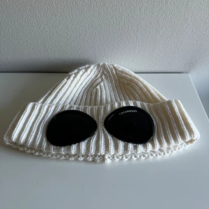 C.P company  - Hej, säljer nu denna mössa då jag inte tycker om den, skick 10/10 inte använd alls mycket, och haft den 2 månader. Köpt på Miinto för 1800kr, mitt pris 800kr Skriv vid frågor eller funderingar  Priset kan diskuteras vid en snabb affär 