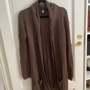 Pelle P kofta  - Stickad Pelle P lång kofta i storlek S. 