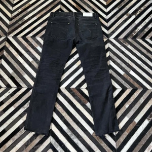 ACNE JEANS - Acne Jeans Modell: MAX CASH, Storlek: 29/32, Midjemått: 40cm Innerbenslängd: 67cm