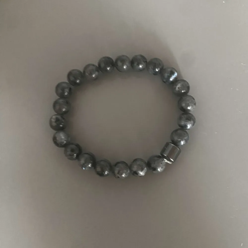 Helt nytt och säljs i ett bra skick för 55kr + frakt. Är du intresserad kom privat så löser vi. Detta armband är perfekt för sommaren till dig som vill vara extra fin. Asusteet.