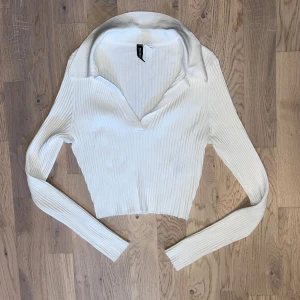Vit ribbad långärmad tröja  - Vit ribbad långärmad tröja med krage från HM i storlek S. Väldigt stretchigt material. Endast använd någon enstaka gång, men inga tecken på det. 