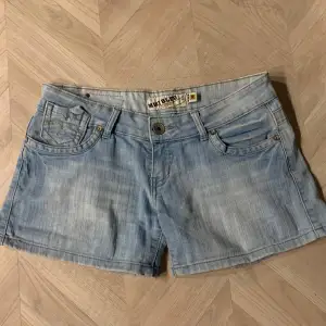 Jättegulliga lågmidjade shorts!! 💓💓 Inga defekter, säljer på grund av att de inte kommer till användning. ( priset kan diskuteras) 