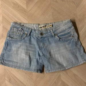 Shorts  - Jättegulliga lågmidjade shorts!! 💓💓 Inga defekter, säljer på grund av att de inte kommer till användning. ( priset kan diskuteras) 