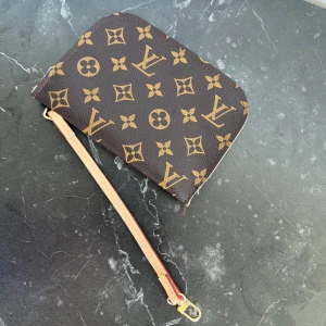 Clutch nyskick - Supersnygg brun clutch med mönster, nyskick. Aldrig använts. 